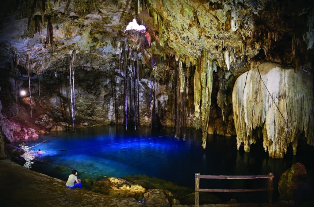 Yucatan, puits naturel, stalagtites