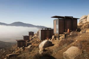 Endémico Resguardo Silvestre dans la Valle de Guadalupe, modules d'hébergement suspendus sur les collines viticoles de Basse-Californie