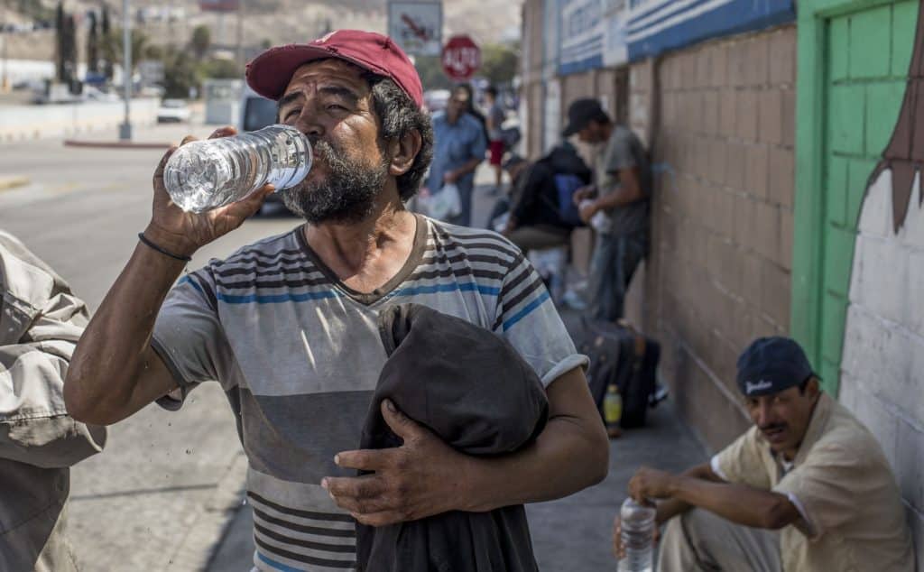 Boire de l'eau potable à Tijuana au Mexique