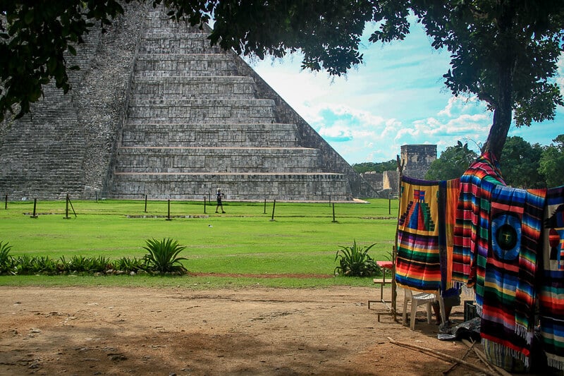 Achats de souvenirs au site archéologique de Chichen Itza au Mexique