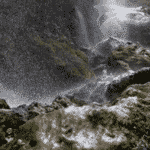 Le Mexique est un endroit magnifique où profiter d’incroyables randonnées en pleine nature. Dans cet article, nous allons vous présenter un superbe endroit : El Aguacero alliant cascades et canyons. À la fin de cette lecture, vous n’aurez plus qu’à remplir de provisions votre sac à dos isotherme pour pique-nique Healthy Lunch et vous serez prêt à partir pour une excursion en pleine nature ! Que vais-je découvrir à El Aguacero ? Le paysage, le paysage, le paysage ! Très peu d'endroits sur Terre vous laisseront émerveillés comme celui-ci. La végétation verte de la jungle, les chutes d'eau et la rivière forment un décor étonnant. Du simple aventurier au photographe professionnel en passant par le randonneur passionné, cet endroit a quelque chose à offrir à chacun. Vous verrez probablement des oiseaux exotiques voler autour de vous ! El Aguacero est le canyon le plus mystique abritant des chutes d'eau que vous n’avez jamais vues. Imaginez le parc national de Zion et Havasupai, dotés d’une jungle verdoyante : imaginez maintenant un canyon avec 724 marches qui descendent en lacets jusqu'au fond du canyon, où coule une rivière d'eau chaude. Une fois au fond, les parois du canyon s'élèvent de part et d'autre de vous de manière stupéfiante. Une série de cascades se déversent d'un côté du canyon à travers la végétation verte luxuriante, ce qui en fait l'un des endroits les plus incroyables que l'on puisse imaginer. Où est situé El Aguacero ? La ville d'Ocozocoautla est située à 92,5 km à l'ouest de San Cristobal De Las Casas, la ville centrale de départ pour la plupart des voyageurs, sur l'autoroute 190D. Depuis Ocozocoautla, parcourez environ 15 km jusqu'à l'embranchement pour El Aguacero (Chiapas). La route est dotée d'une signalisation claire indiquant aux visiteurs la bonne direction. Une fois à la sortie, la route devient en terre, mais elle est suffisamment bien entretenue pour ne pas avoir besoin d'un 4x4. Suivez cette route pendant 3 km jusqu'à l'entrée d'El Aguacero. Combien coûte l’entrée à El Aguacero ? L'entrée du site coûte 30 pesos par personne, et 50 pesos supplémentaires par groupe si vous choisissez de camper. Le petit champ herbeux et le terrain en terre battue en haut de l'escalier sont l'endroit où vous pourrez camper, et où vous vous sentirez en sécurité la nuit. Que vous dormiez dans une voiture ou dans une tente, les deux sont autorisés. En outre, les chiens sont autorisés sur le site. Depuis le parking, vous descendez 724 marches jusqu'au fond du canyon où coule une rivière. Le niveau de la rivière dépend des précipitations récentes. Une fois en bas des escaliers, vous marchez 200 mètres vers la gauche jusqu'à la cascade. Au total, la randonnée vers le bas ne devrait pas prendre plus de 15 ou 20 minutes. Si vous arrivez le matin avant 9 ou 10 heures, vous devriez avoir l'endroit pour vous tout seul, ce qui est fortement recommandé. Vous pouvez vraiment vivre la magie d'El Aguacero quand vous êtes seul ou avec un ami. Vous pouvez escalader les rochers jusqu'à la cascade et vous tenir en dessous, et si vous êtes d'humeur à faire une plus longue randonnée, vous pouvez suivre le sentier de la rivière dans les deux sens, en montant et en descendant la rivière. Conclusion Si vous passez proches de Las Chapis, ne manquez pas El Aguacero qui est un petit coin de paradis au Mexique. Vous allez être émerveillés à coup sûr !