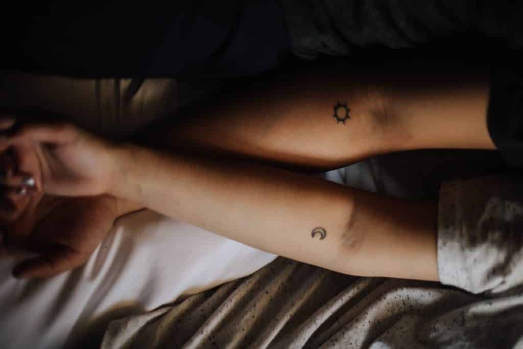 Un tatouage de soleil et de lune