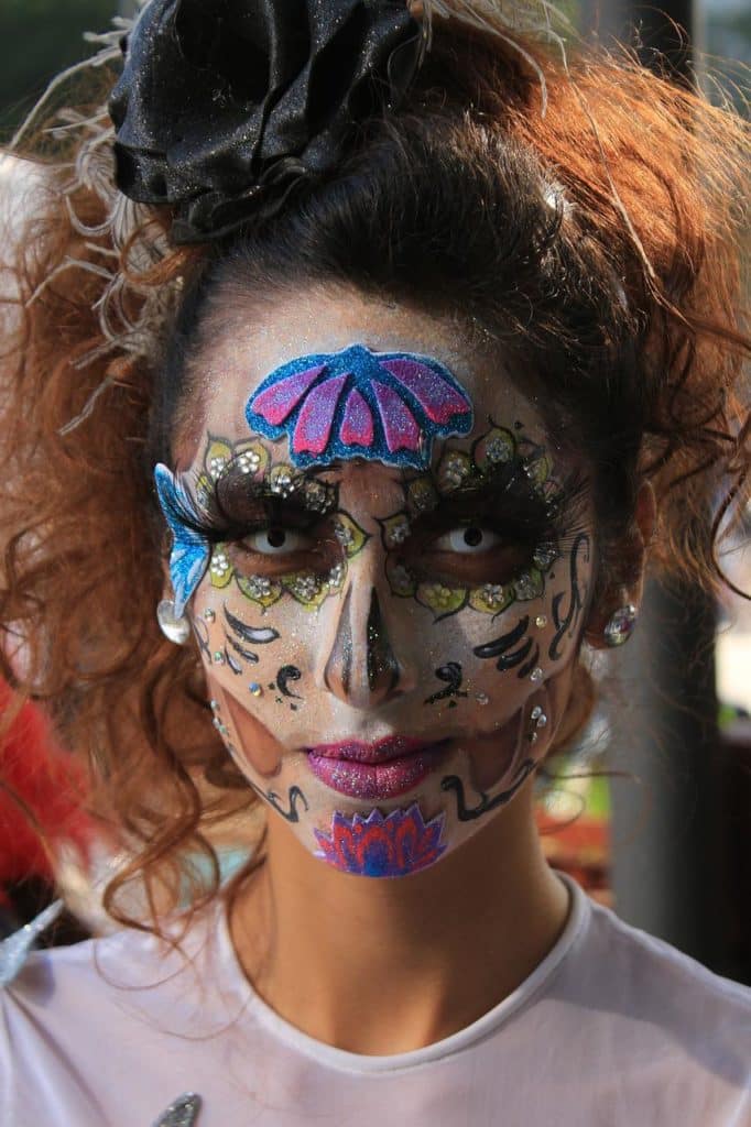 Maquillage coloré pour fête des morts au Mexique