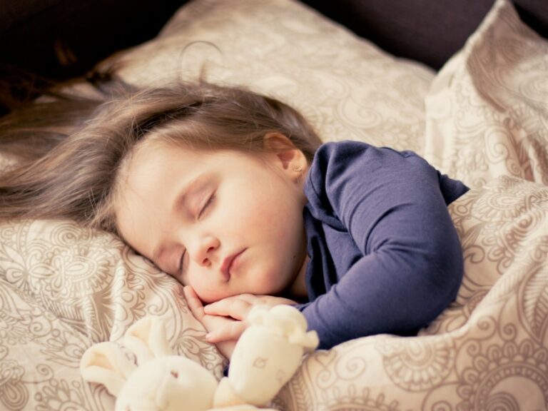 bébé qui dort dans l'avion Paris Mexico