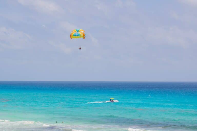 Qu'est-ce qui rend Cancún célèbre ?